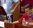 Campionii mondial Fabian Ruiz și Gavi, premiați de primarul din Los Palacios y Villafranca cu roșii în greutatea lor / Foto: capturi El Desmarque