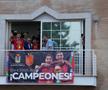 Campionii mondial Fabian Ruiz și Gavi, premiați de primarul din Los Palacios y Villafranca cu roșii în greutatea lor / Foto: Imago