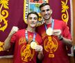 Campionii mondial Fabian Ruiz și Gavi, premiați de primarul din Los Palacios y Villafranca cu roșii în greutatea lor / Foto: Imago