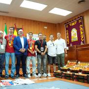 Campionii mondial Fabian Ruiz și Gavi, premiați de primarul din Los Palacios y Villafranca cu roșii în greutatea lor / Foto: Imago