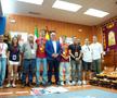 Campionii mondial Fabian Ruiz și Gavi, premiați de primarul din Los Palacios y Villafranca cu roșii în greutatea lor / Foto: Imago