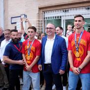 Campionii mondial Fabian Ruiz și Gavi, premiați de primarul din Los Palacios y Villafranca cu roșii în greutatea lor / Foto: Imago