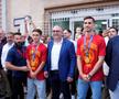 Campionii mondial Fabian Ruiz și Gavi, premiați de primarul din Los Palacios y Villafranca cu roșii în greutatea lor / Foto: Imago