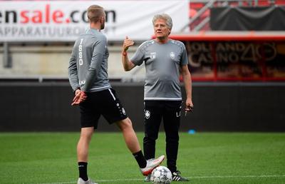VIDEO Antwerp, echipa lui Boloni, egalată în finalul meciului cu Alkmaar! Antrenorul român a fost izbit din plin în față și s-a ales cu ochelarii sparți!