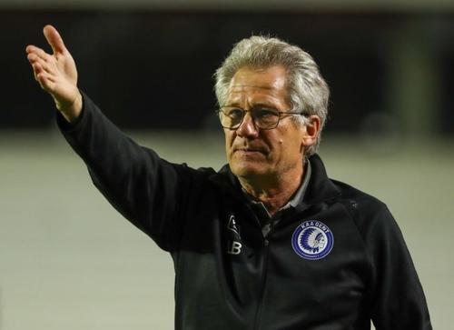 Ladislau Boloni, 67 de ani, a pierdut primul meci la Gent chiar împotriva fostei sale formații, 0-1 cu Antwerp. Gent are cel mai slab start din ultimii zece ani. Foto: Gent