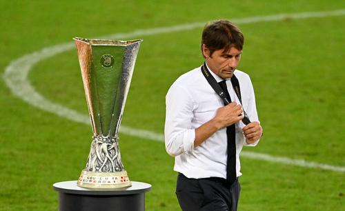 Antonio Conte, antrenorul lui Inter, nu mai reușește să-și recupereze investiția făcută în perioada când o manageria pe Chelsea, actele dovedindu-se false, potrivit cotidianului La Verita.