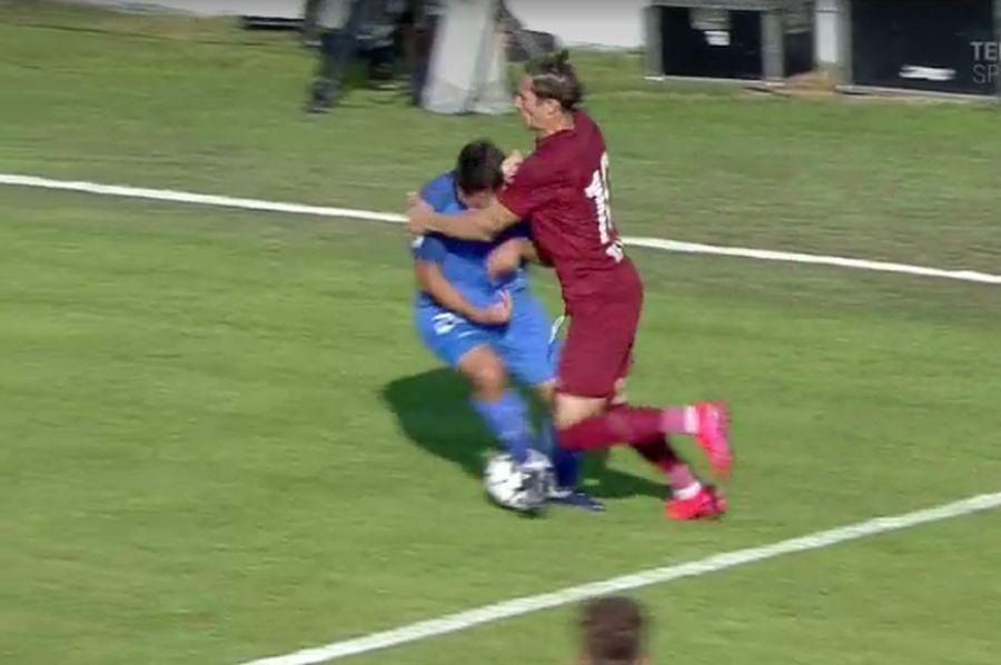 Deac îl doboară pe Dobrescu înainte să paseze pentru Costache. FOTO: Captură @TV Telekom Sport Mihai Stoica a început scandalul cu CFR Cluj: „Intervenție regulamentară doar în MMA! Abia aștept să aud cum vrea Petrescu VAR”