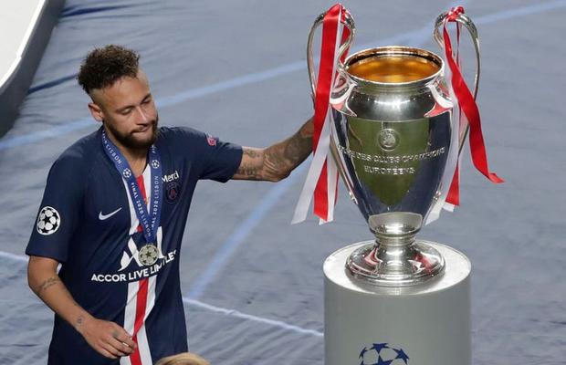 PSG - BAYERN 0-1. FOTO Neymar a oferit imaginea sezonului: în lacrimi, s-a oprit să atingă trofeul UEFA Champions League