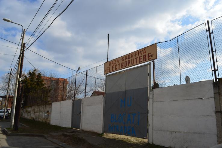 Intrarea în baza sportivă e păzită, în prezent arena fiind privată, fără acces al vizitatorilor