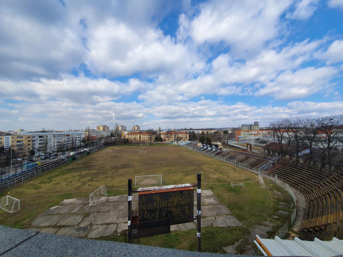 Valea arămie a pompierilor » Stadionul Electroputere, într-o stare deplorabilă: rugină, pământ și buruieni pe arena unde au fost crescuți jucători de seamă