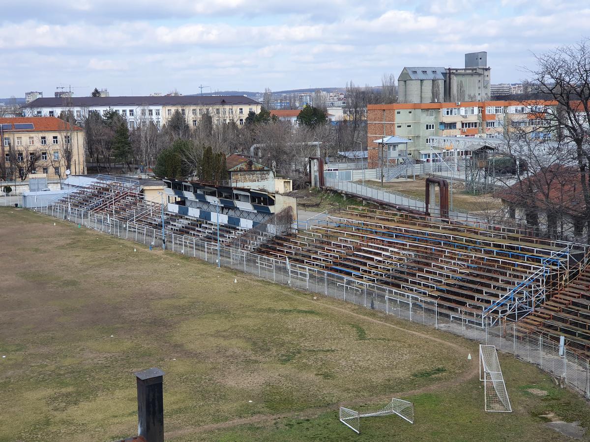 Valea arămie a pompierilor » Stadionul Electroputere, într-o stare deplorabilă: rugină, pământ și buruieni pe arena unde au fost crescuți jucători de seamă