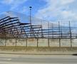 Tribunele ruginite sunt năpădite de copaci crescuți prin structura metalică