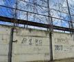 Zidul de beton al arenei e plin de mesaje războinice între cele două echipe din Craiova