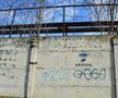 Zidul de beton al arenei e plin de mesaje războinice între cele două echipe din Craiova
