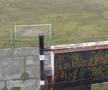 Stâlpii arenei sunt plini de rugină, la fel ca toată structura metalică a tribunelor