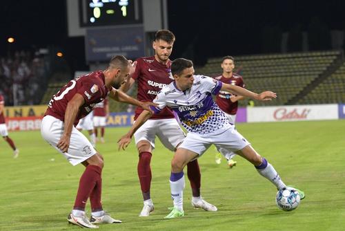 Claudiu Belu-Iordache (centru), în FC Argeș - Rapid // foto: Imago