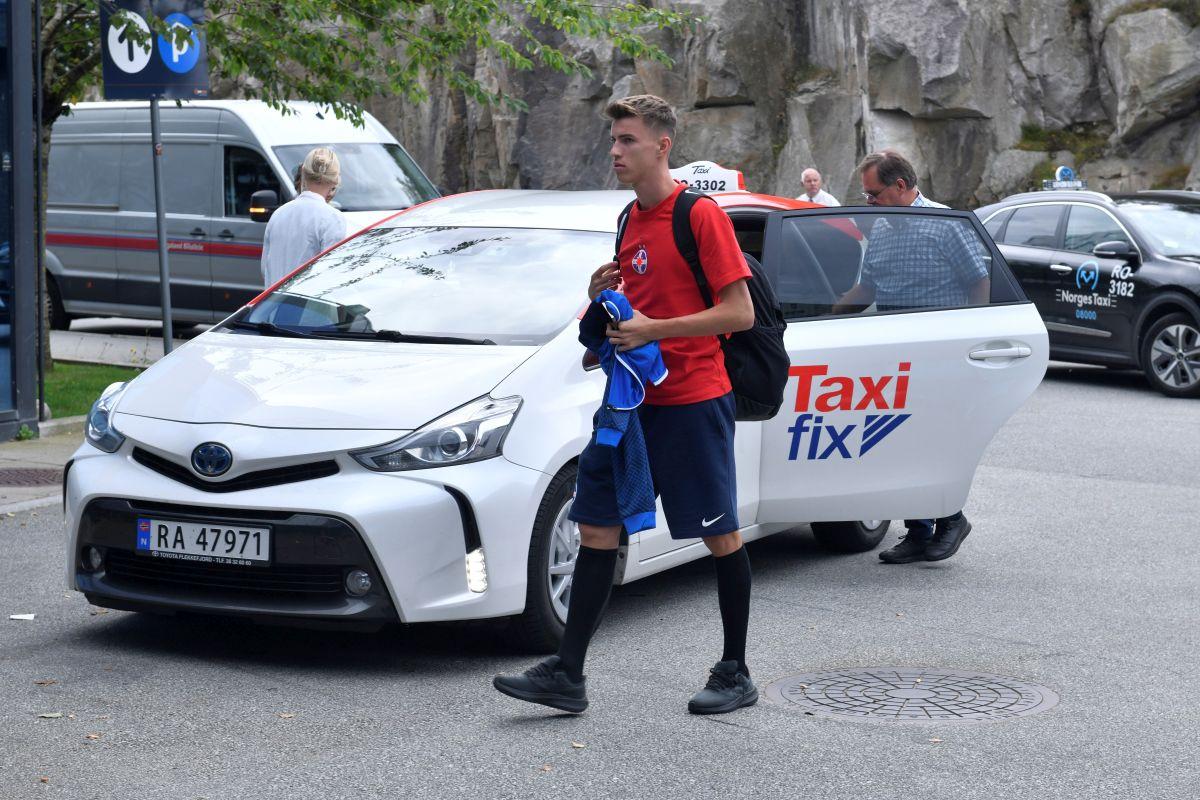 Delegația FCSB a ajuns în Norvegia! Imagini surprinse de GSP la sosirea roș-albaștrilor + personajul-surpriză care i-a însoțit pe români