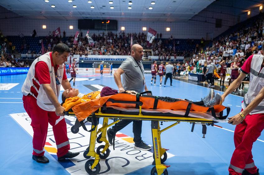 Kapitanovici (Rapid) a părsit terenul pe targă/ foto: Raed Krishan