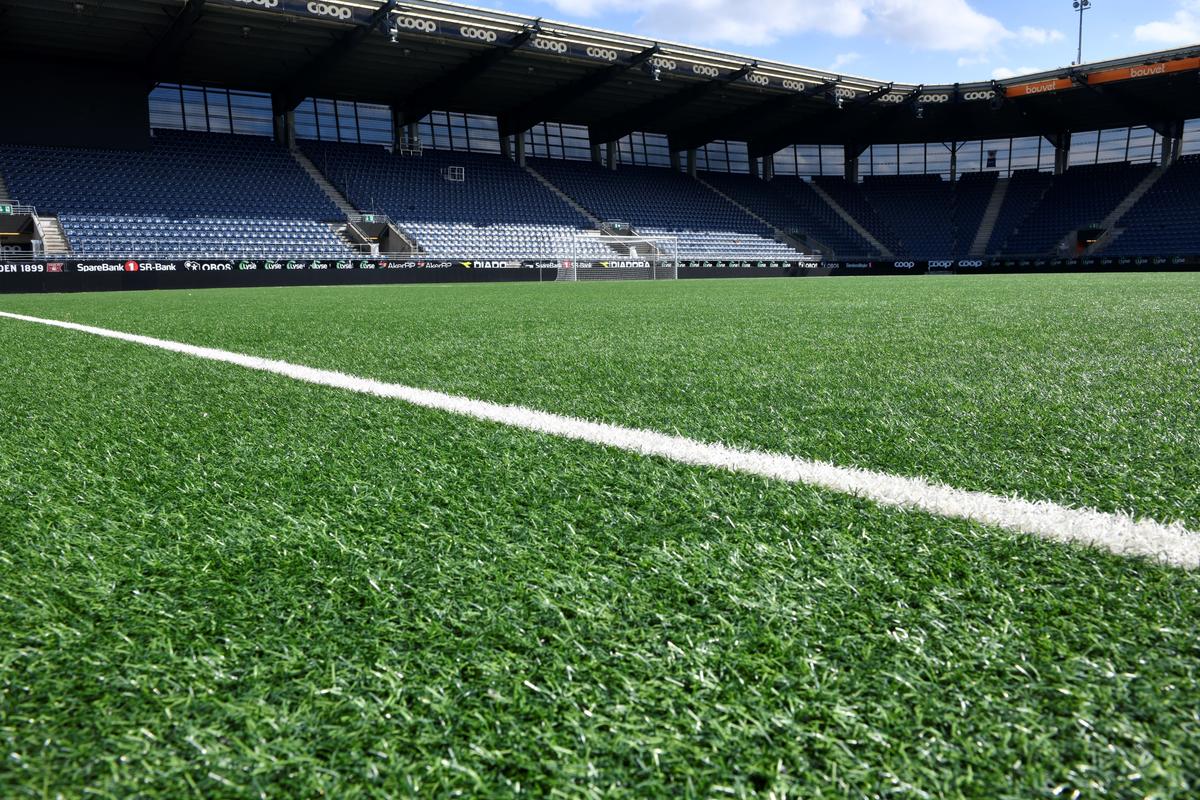 Gazonul sintetic de pe stadionul lui Viking, înainte de meciul cu FCSB