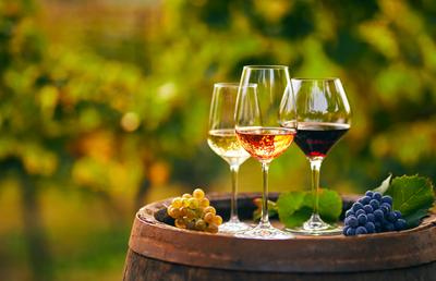 Vin alb, vin rosé sau vin roșu? Ghidul băuturilor de la SmartDrinks.ro pentru ocazii speciale