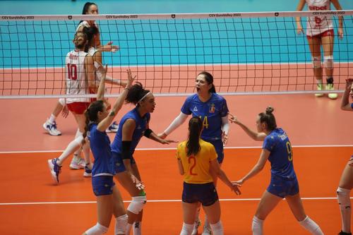 Jucătoarele române felicitându-se după un punct reușit Foto Imago