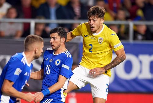Rațiu, în dreapta, în meciul România - Bosnia din Nations League, în care a și marcat / foto: Raed Krishan