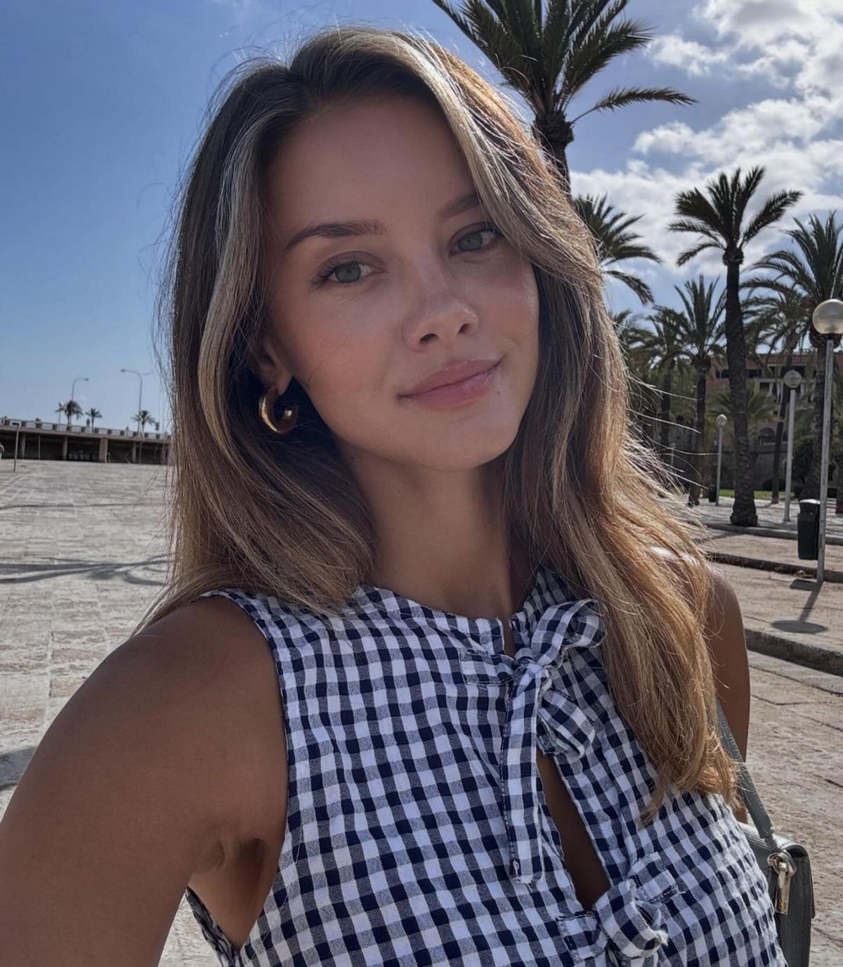 „De pe altă planetă” » Au supranumit-o instantaneu „cea mai sexy iubită de fotbalist!”, după noul pictorial în bikini