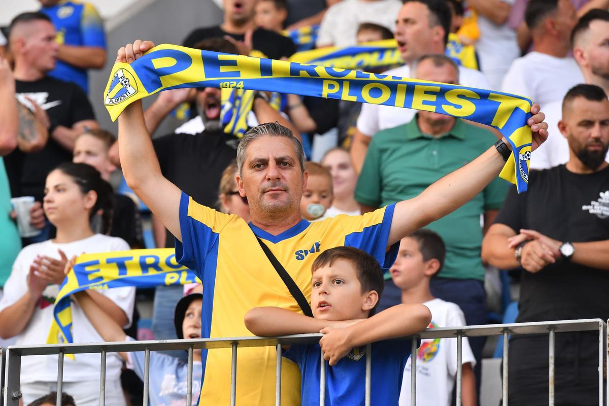 Detalii observate pe stadion la Petrolul - Oțelul » A ajuns pe pastile! Dorinel Munteanu, greu de controlat