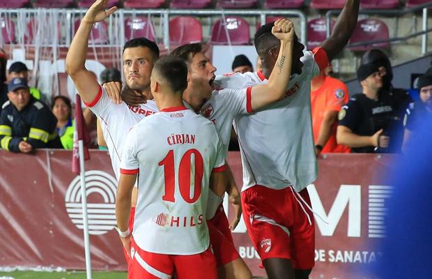 Povestea emoționantă a unui jucător de la Dinamo » S-a apucat de fotbal abia la 20 de ani! „Am lucrat în multe fabrici, inclusiv una de prăjituri, am lucrat în școli. Orice, pentru a avea bani”