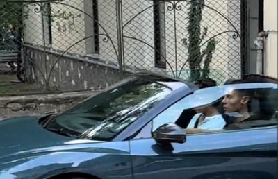 A primit cadou o mașină electrică de la Ion Țiriac, dar David Popovici conduce o „bestie” de 200.000 euro prin București