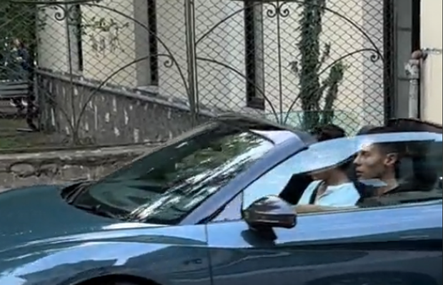 A primit cadou o mașină electrică de la Ion Țiriac, dar David Popovici conduce o „bestie” de 200.000 euro prin București