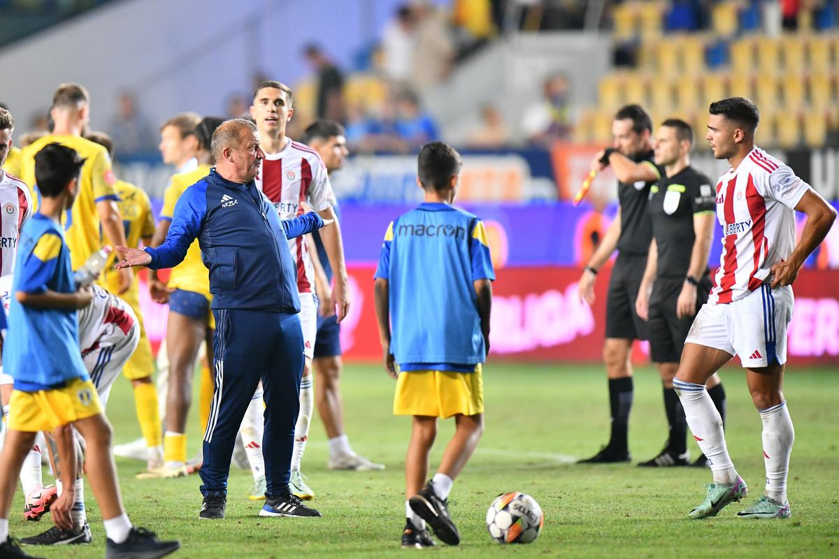 Detalii observate pe stadion la Petrolul - Oțelul » A ajuns pe pastile! Dorinel Munteanu, greu de controlat