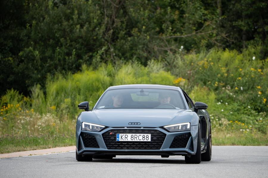 Audi R8, mașina pe care o conduce David Popovici A primit cadou o mașină electrică de la Ion Țiriac, dar David Popovici conduce o „bestie” de 200.000 euro prin București