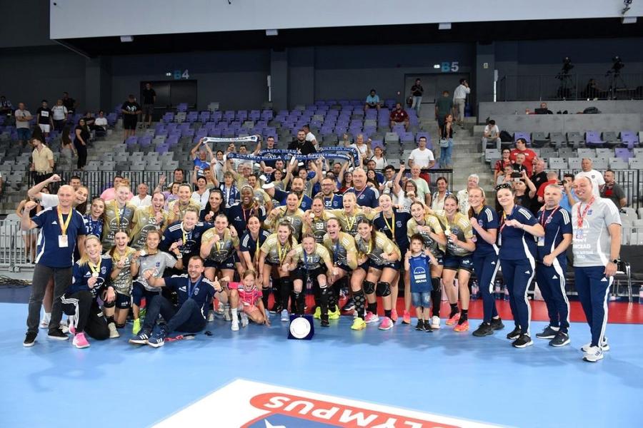 Handbalistele de la Dunărea Brăila cu medaliile de bronz de la Supercupă Foto: Facebook FR Handbal CSM București păstrează trofeul Supercupei României, după un meci strâns cu Gloria Bistrița și suspans până la final
