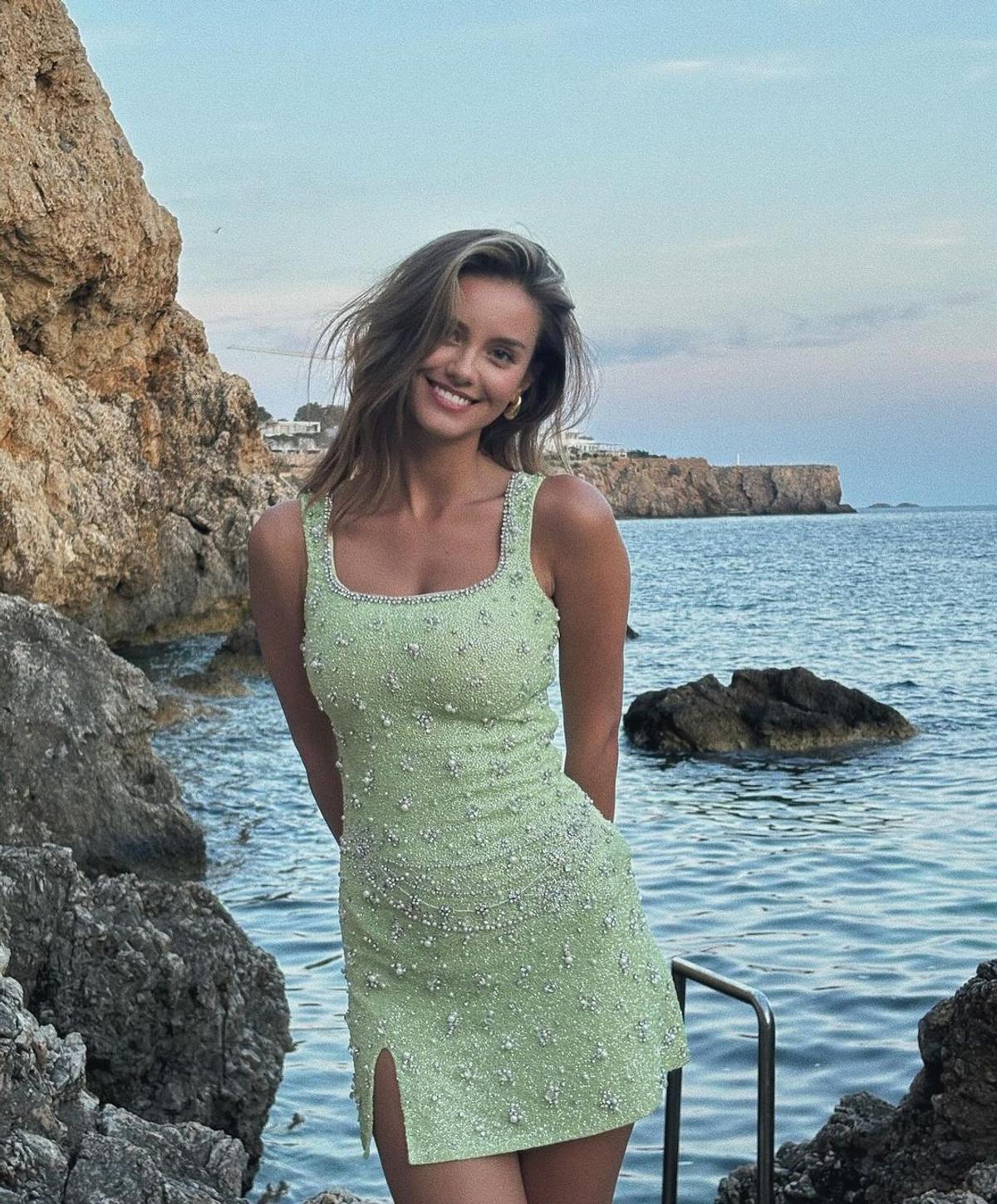 „De pe altă planetă” » Au supranumit-o instantaneu „cea mai sexy iubită de fotbalist!”, după noul pictorial în bikini