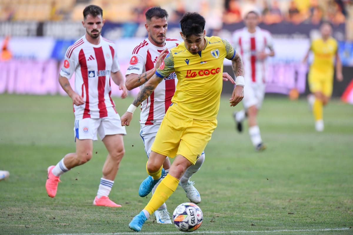 Detalii observate pe stadion la Petrolul - Oțelul » A ajuns pe pastile! Dorinel Munteanu, greu de controlat