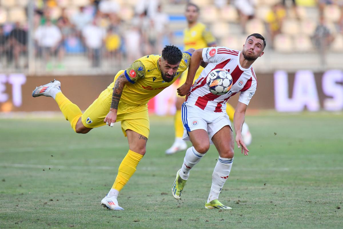 Detalii observate pe stadion la Petrolul - Oțelul » A ajuns pe pastile! Dorinel Munteanu, greu de controlat