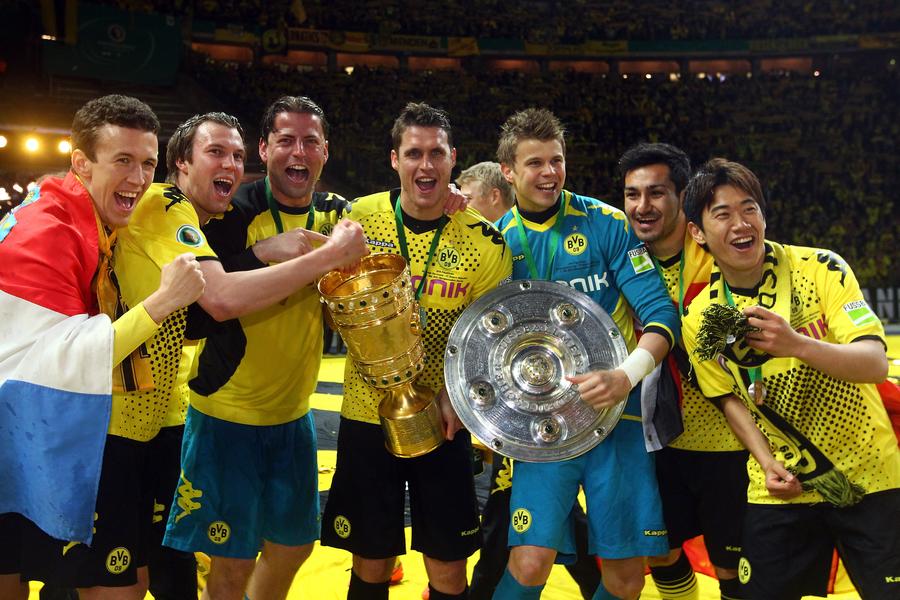 Ilkay Gundogan, alături de o parte din colegii săi de la Dortmund, sărbătorind dubla internă (campionat-cupă) din sezonul 2011-2012 // FOTO: Getty Images Starul lui Pep Guardiola ia în calcul o revenire în Bundesliga