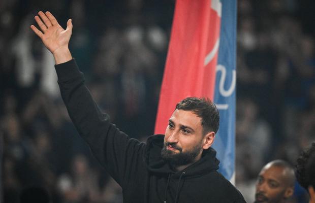 Imagini emoționante cu Gigio Donnarumma » Colegii l-au dus în fața peluzei la despărțirea de PSG + ce a luat ca „amintire”
