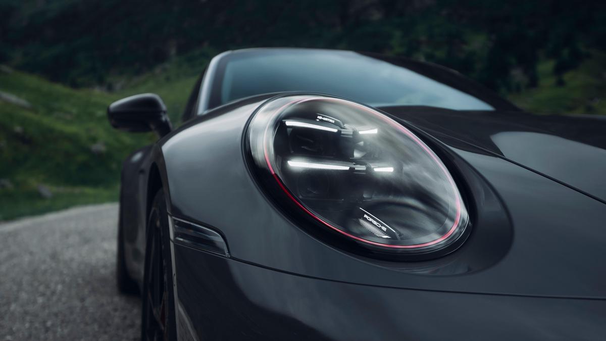 David Popovici și-a condus bolidul de lux la evenimentul organizat de Porsche în România: „Tribute to Transfăgărașan”