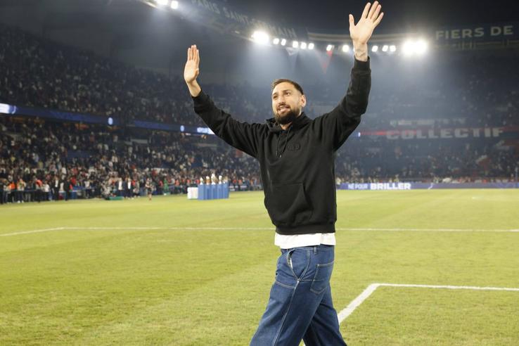 Despărțire emoționantă a portarului Gigio Donnarumma de fanii lui PSG pe Parc des Princes / Foto: Imago