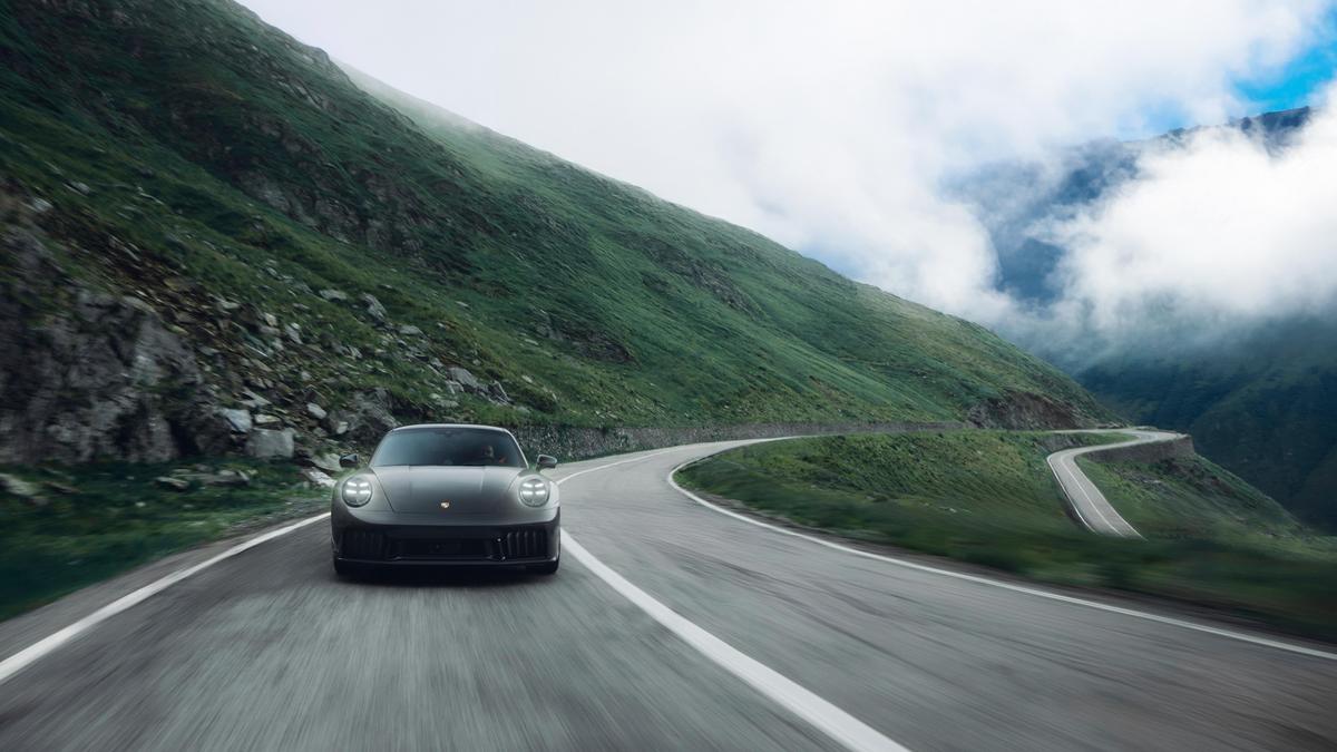 David Popovici și-a condus bolidul de lux la evenimentul organizat de Porsche în România: „Tribute to Transfăgărașan”