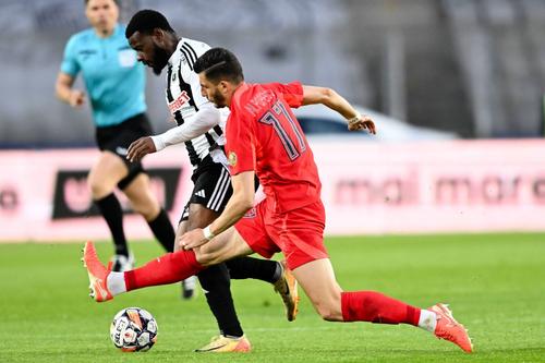 Mamadou Thiam, în duel cu Mihai Popescu // foto: Imago Images
