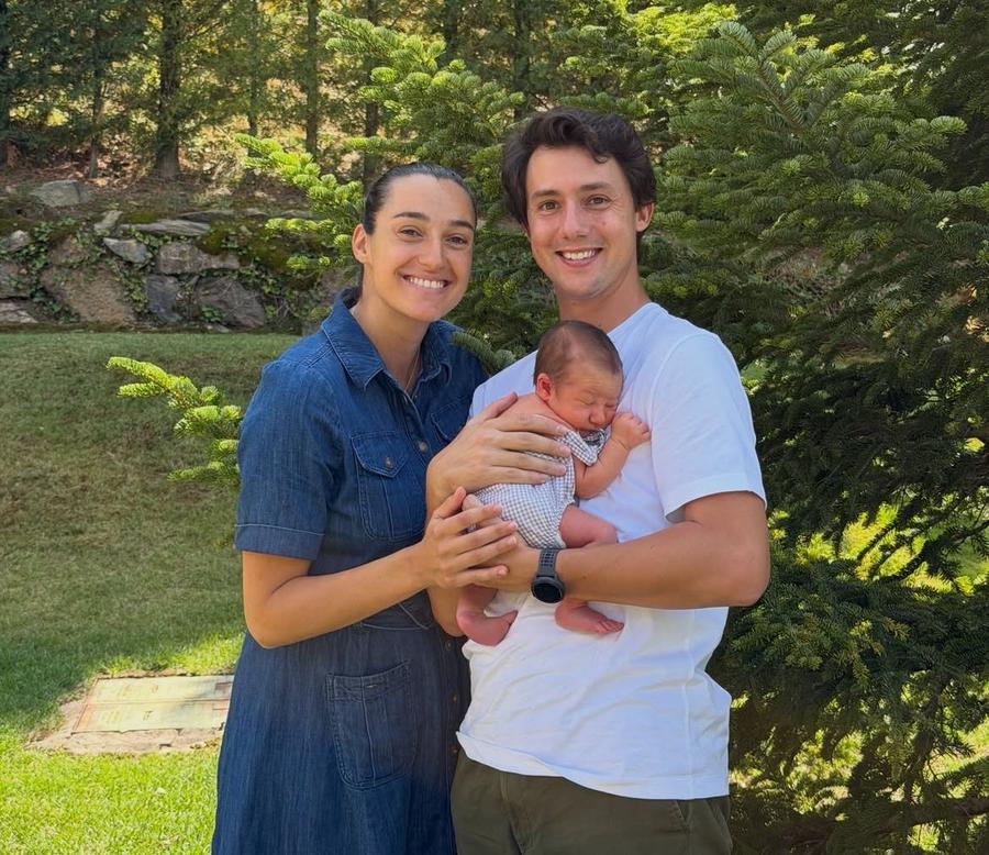Caroline Garcia, alături de soțul ei și de bebelușul lor/Foto: Instagram (Caro Garcia) Caroline Garcia, mesaj emoționant: „Acum 4 ani, eram campioană la Cincinnati, acum am un copil de 2 săptămâni. Am un sfat pentru Caroline cea tânără”