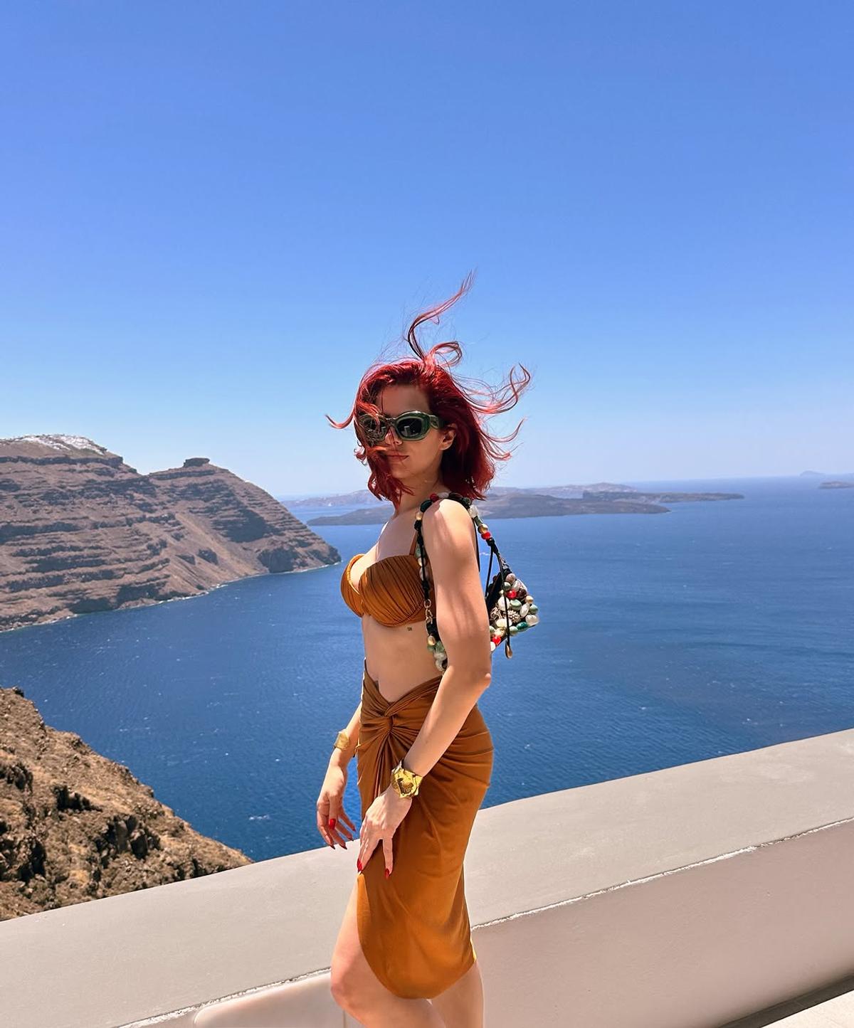 Una dintre cele mai sexy cântărețe din România a făcut show, înainte de UTA - Corvinul: „Am avut emoții uriașe!”