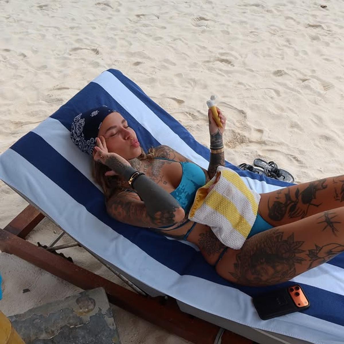 „Tigroaica” Zoe a plecat în vacanță fără starul de la Mondial și a atras toate privirile: și-a etalat toate tatuajele