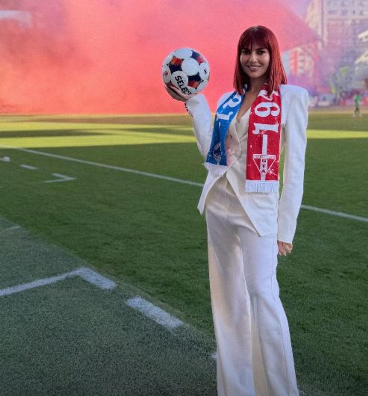 Lidia Buble a făcut show, înainte de UTA - Corvinul