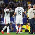 Jose Mourinho le vorbește jucătorilor, între care și Vinicius jr (stânga) în pauza de hidratare / Foto: Imago