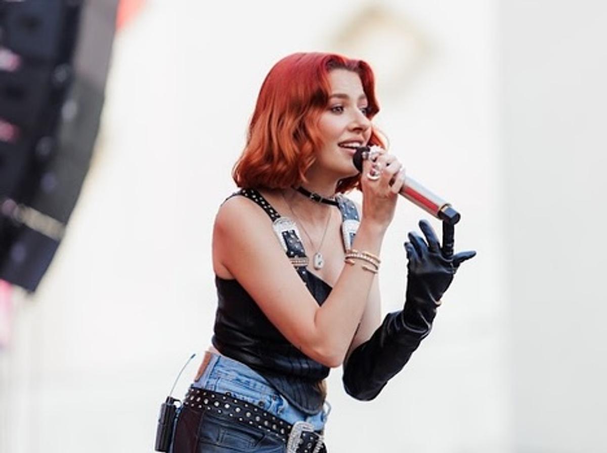 Lidia Buble a făcut show, înainte de UTA - Corvinul