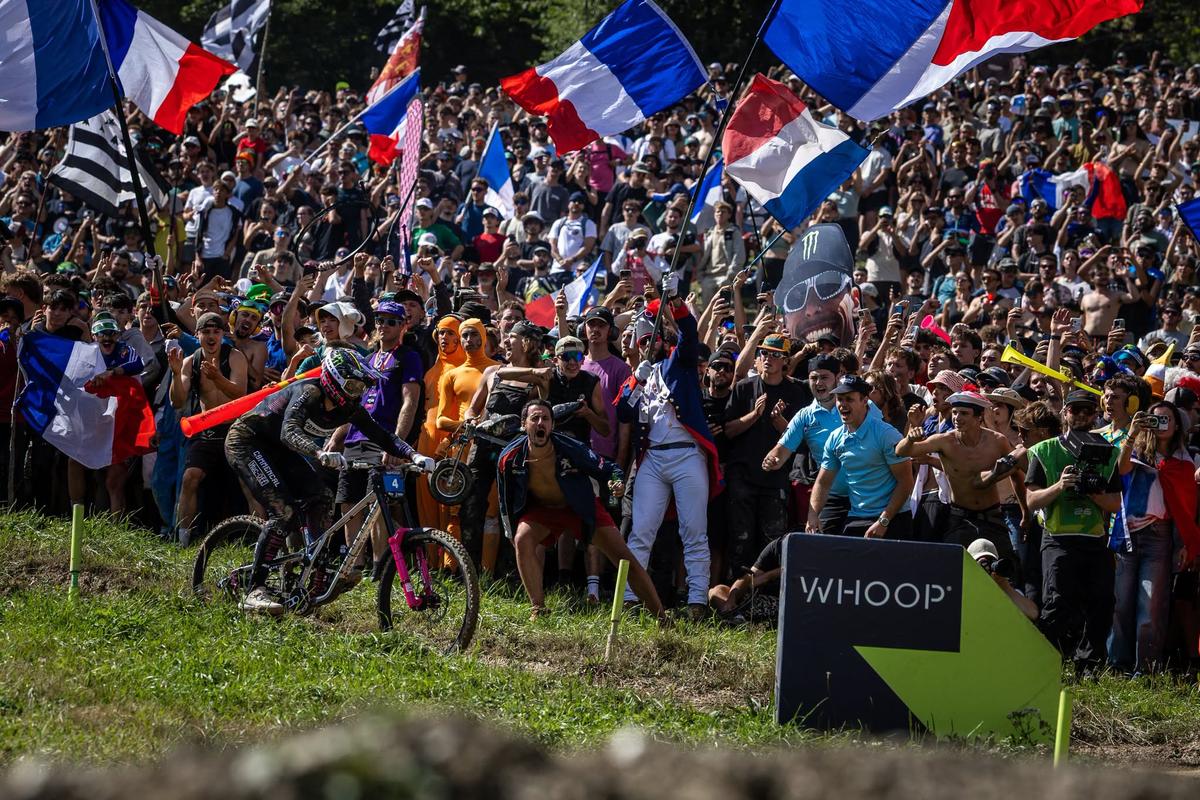 Imaginile weekendului: un potop de fani copleșește un munte pentru un campion mondial al Franței!